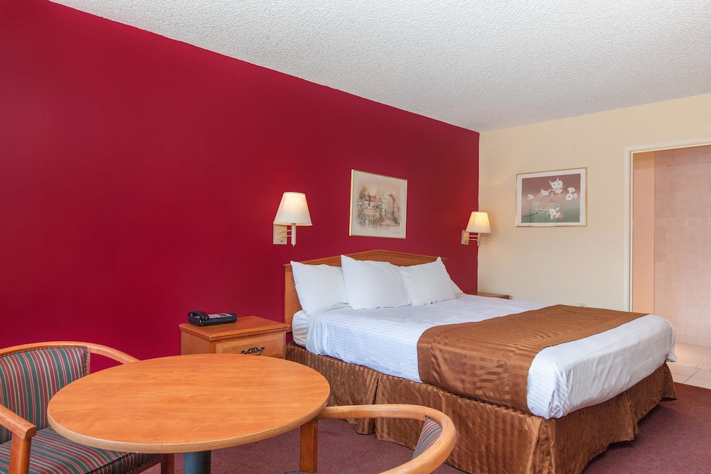 Deluxe Room, 1 King Bed, Non Smoking - Photo 5