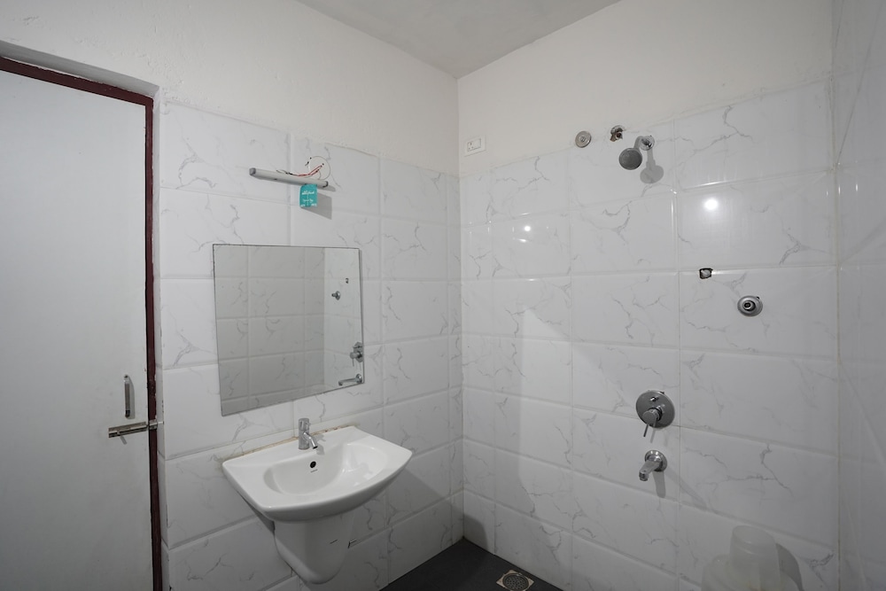Deluxe Double Room (Non AC) photo 3