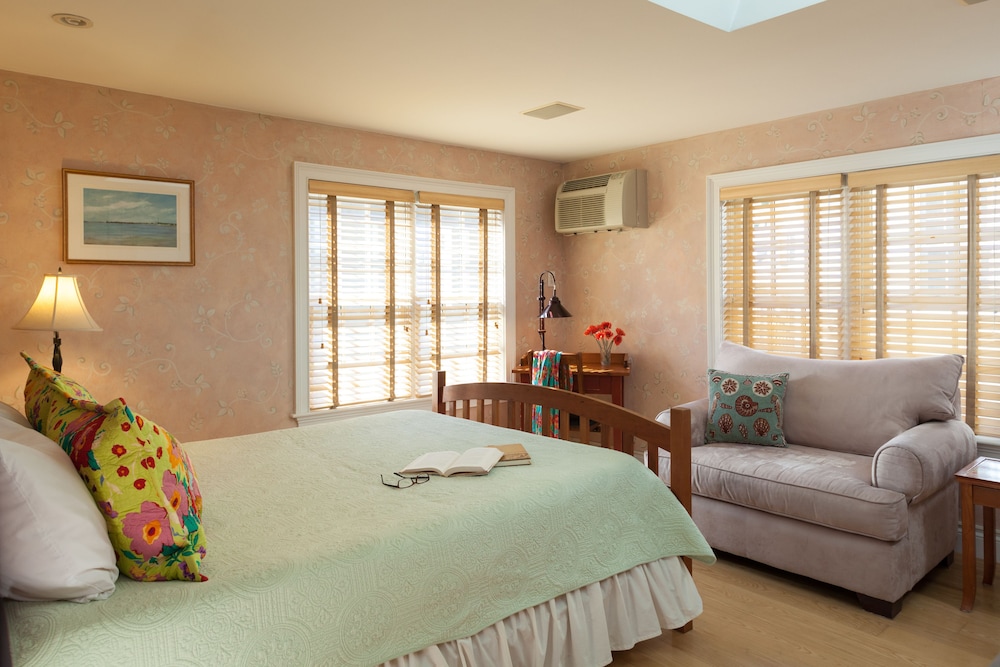 Room, 1 Queen Bed, Private Bathroom, Resort View