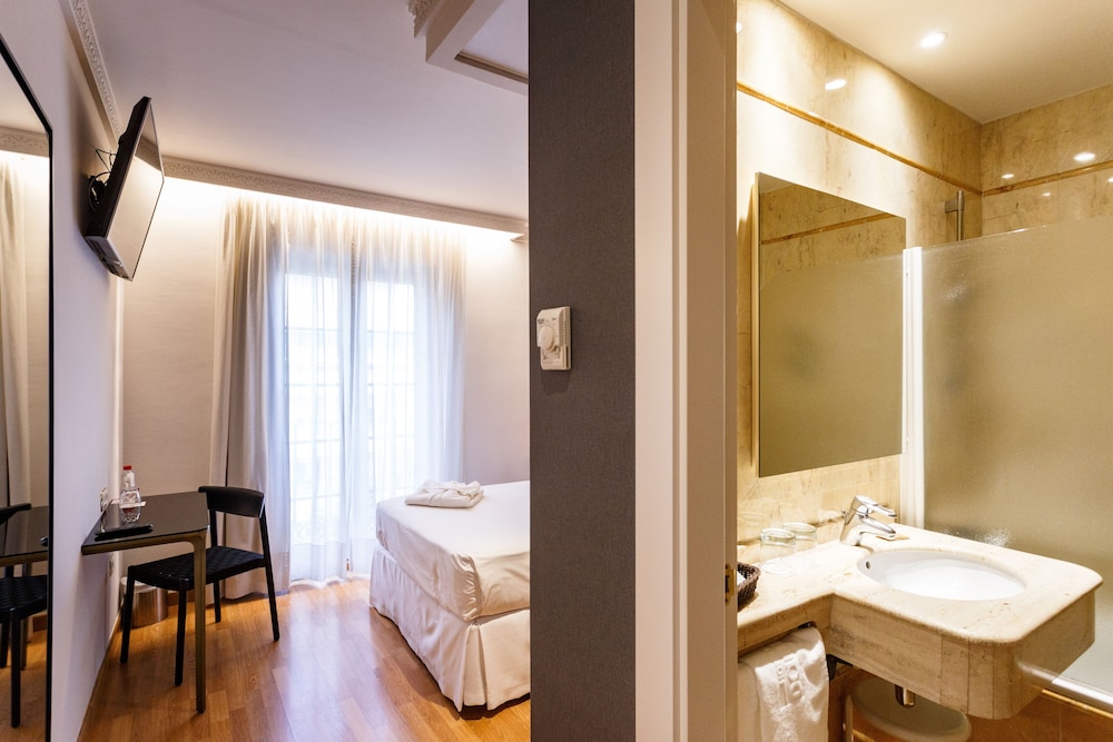 Standard Double Room - Photo 3