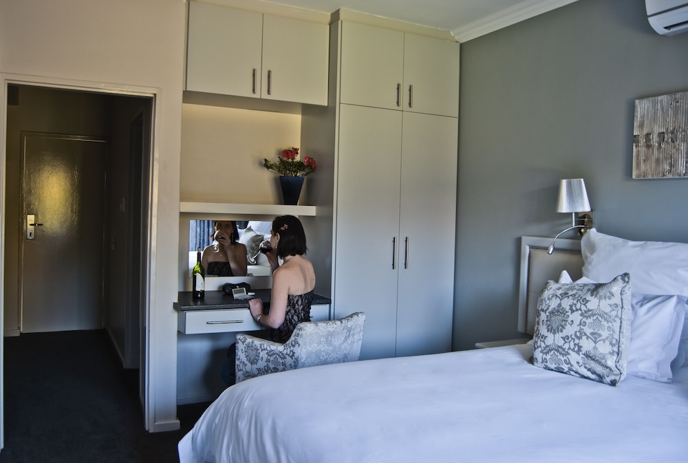 Petite Hotel Room (1) photo 3