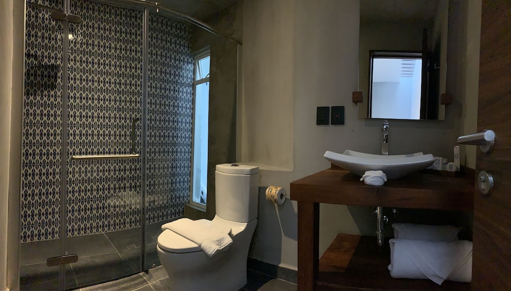 Standard Room, 1 Queen Bed - Photo 3