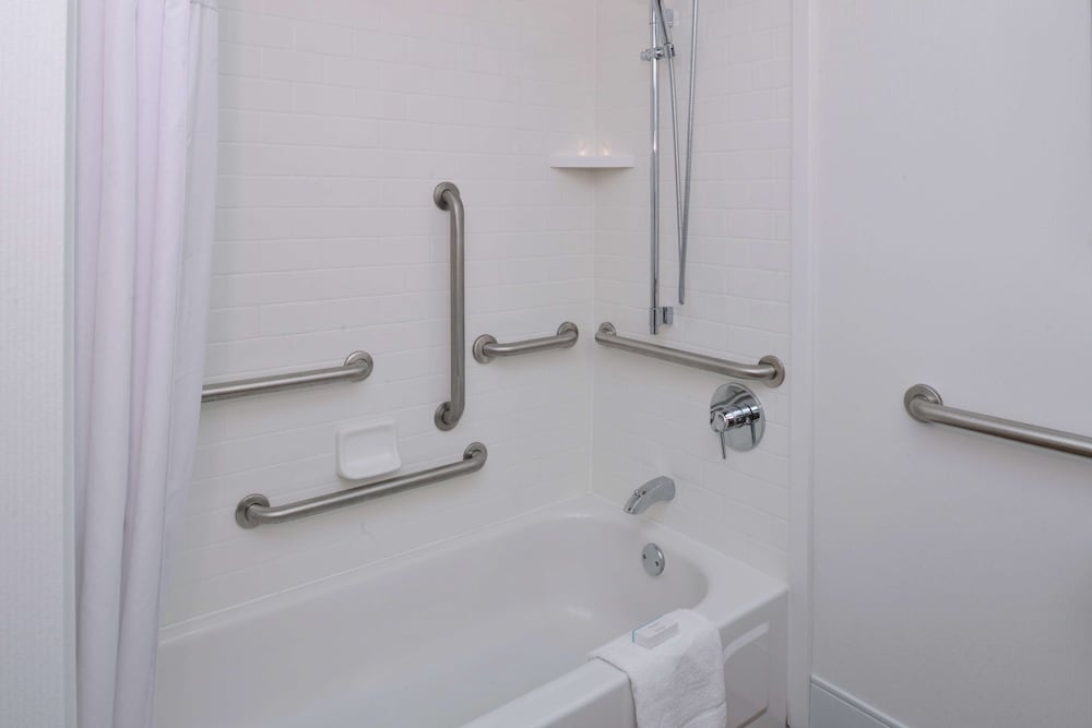 Room, 1 King Bed, Accessible, Bathtub (Mobility & Hearing) - Photo 7