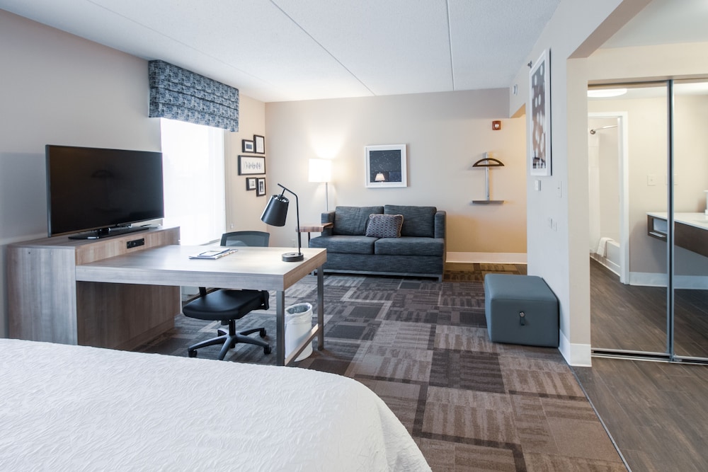 Studio, 1 King Bed, Accessible, Poolside - Photo 2