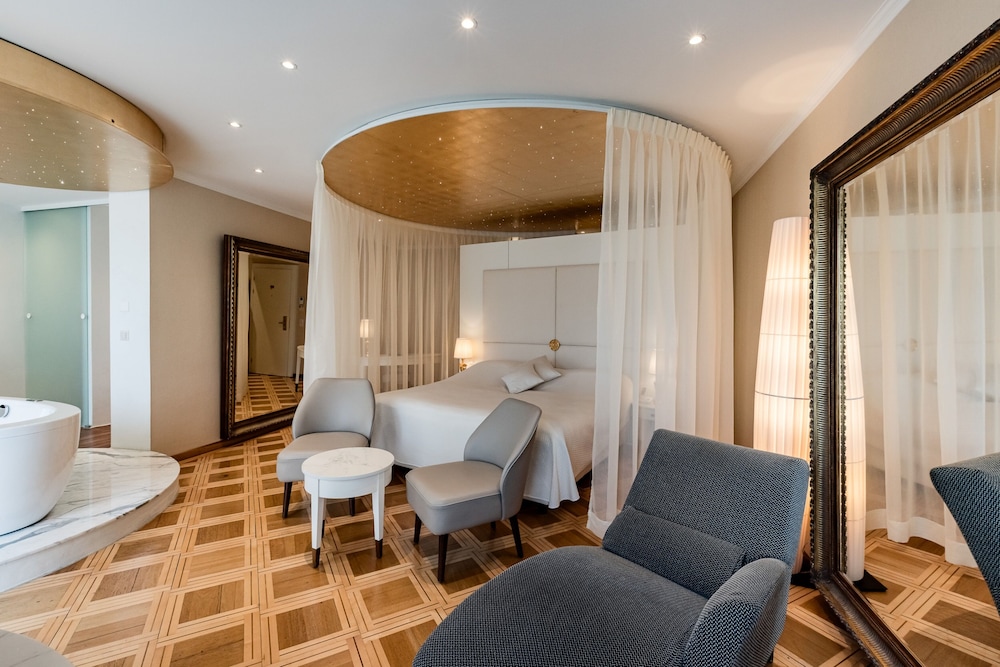 Romantic Suite, 1 King Bed, Balcony, River View - Photo 2