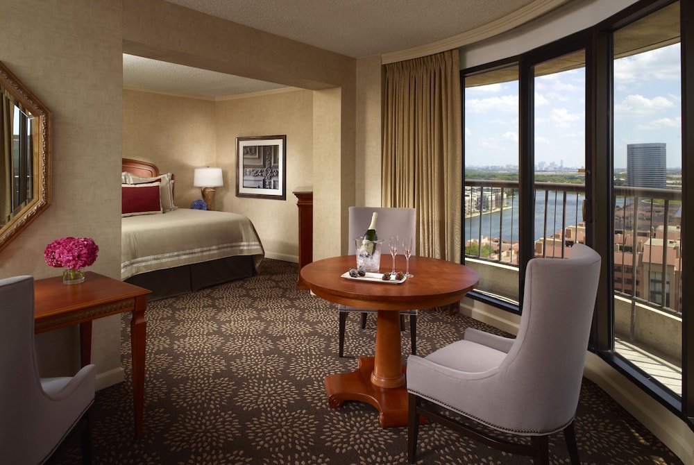 Suite, 1 King Bed - Photo 6