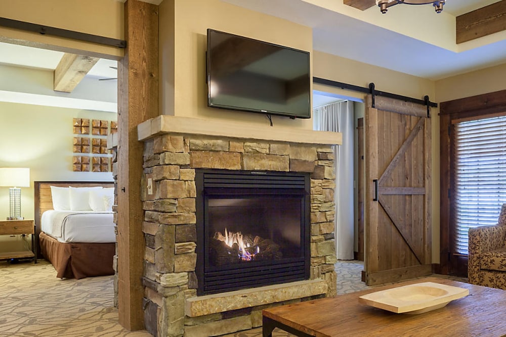 Suite, 3 Bedrooms, Mobility Accessible