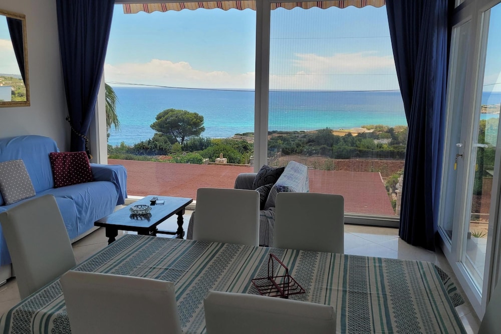Family Apartment, Multiple Bedrooms, 2 Bathrooms, Sea Facing (Felloniche Apartment Sea View)