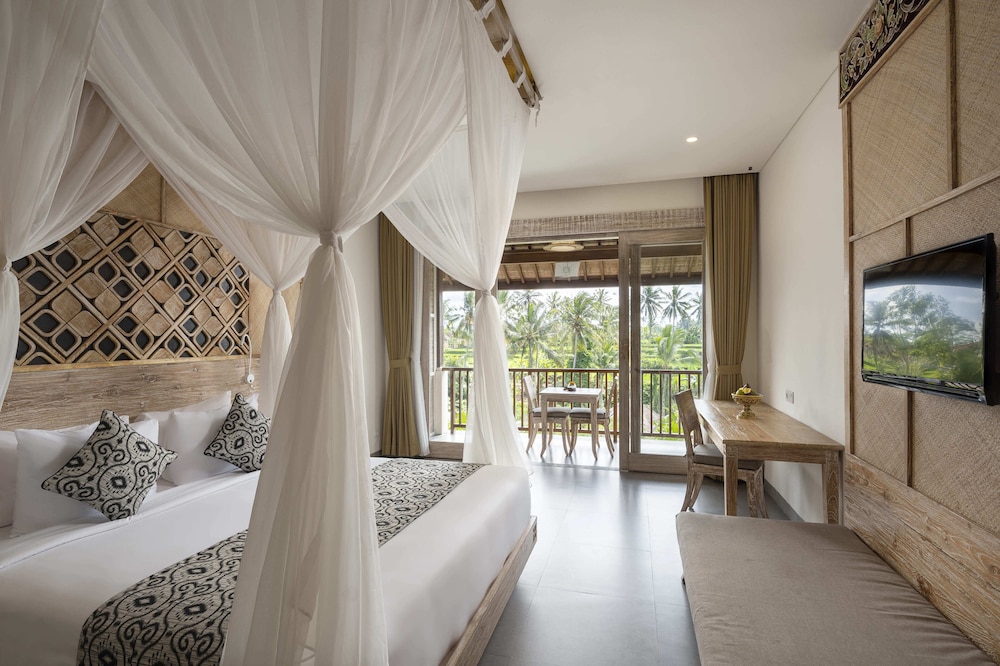 Suite with Pool View - Photo 1