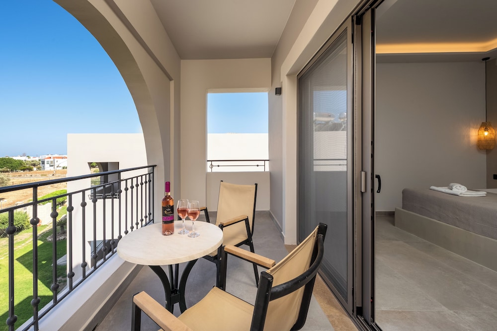 Deluxe Studio Suite, 1 Queen Bed, Balcony (Castle View) photo 3