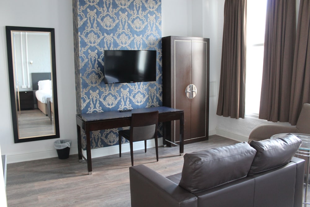Deluxe Studio