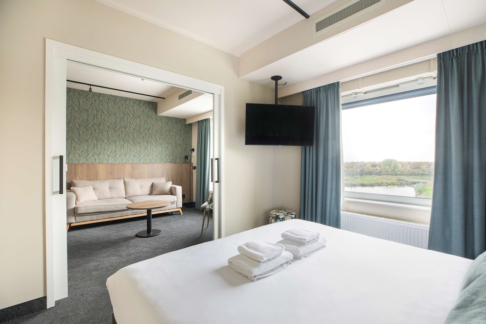 Comfort Room, 1 King Bed, Non Smoking (with Sofabed) - Photo 1