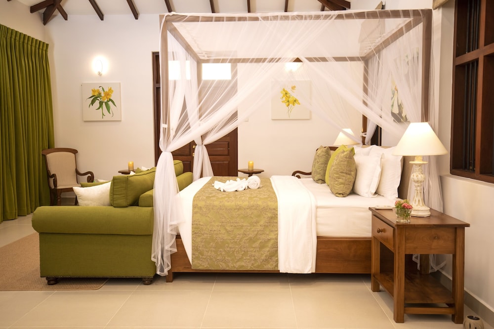 Luxury Room, 1 King Bed, Garden View, Poolside photo 2