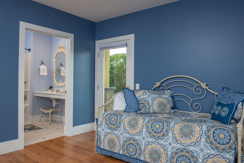 Classic Room, 1 Queen Bed (with Sitting Porch) (SOMERSET) photo 3