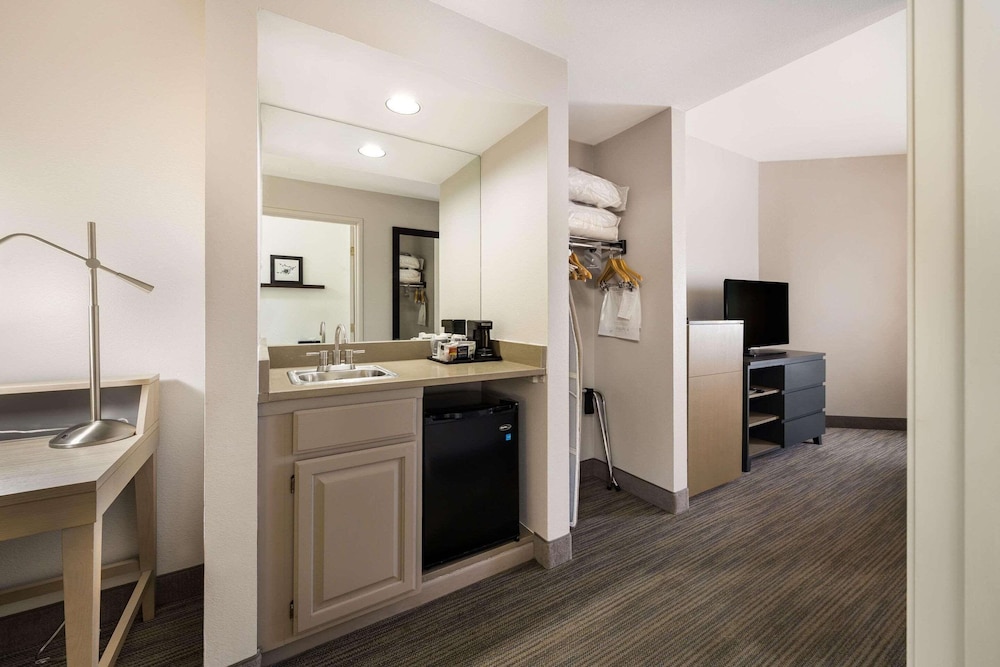 Suite, Multiple Beds, Non Smoking - Photo 2