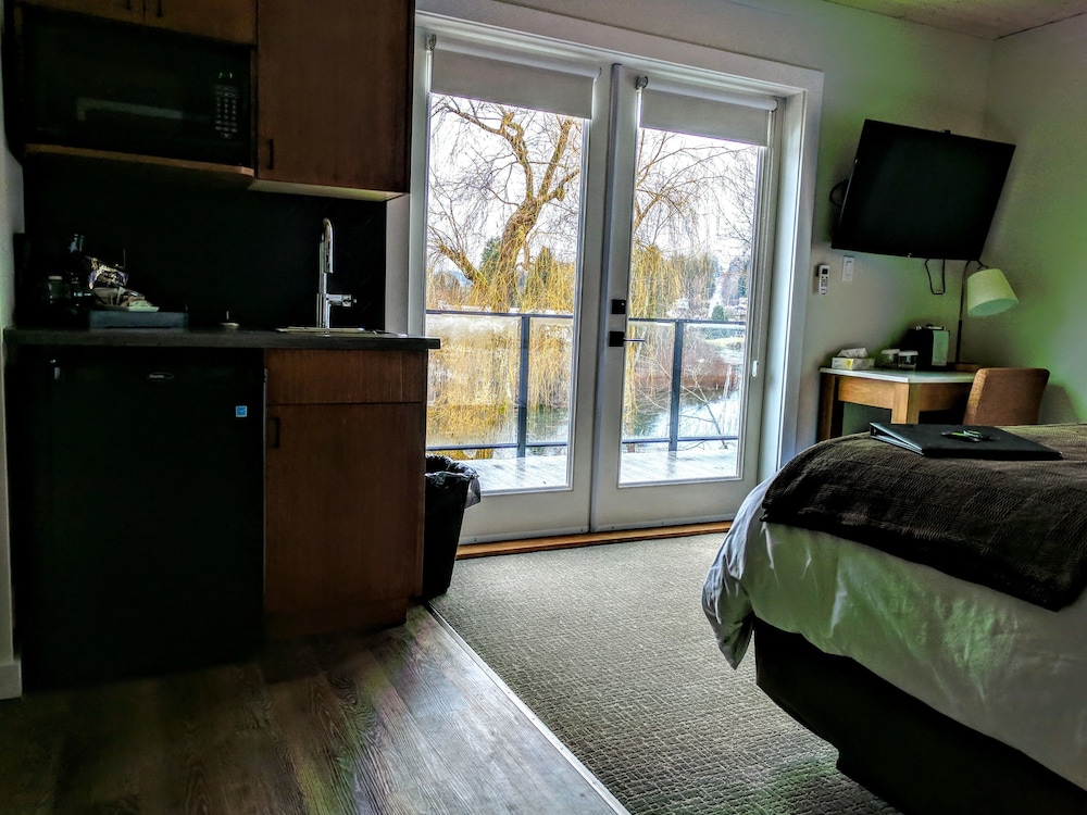Superior Room, 1 King Bed, Balcony, River View photo 3