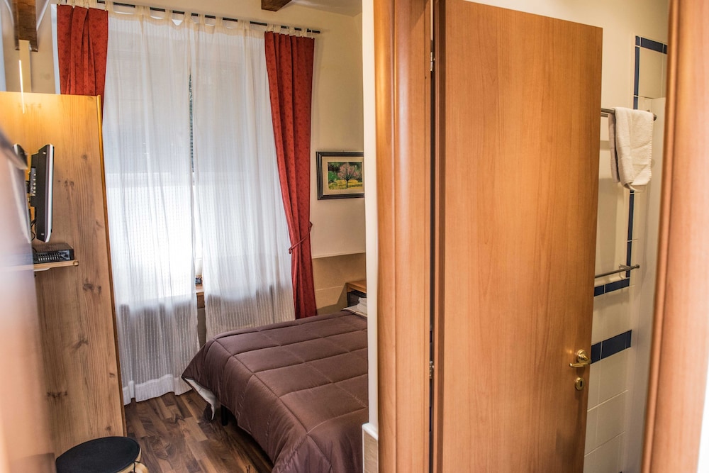 Economy Double Room photo 3
