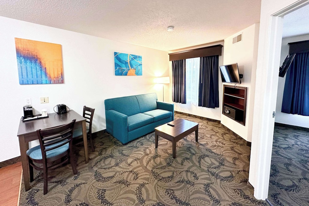 Basic Suite, 1 King Bed with Sofa bed, Non Smoking - Photo 3