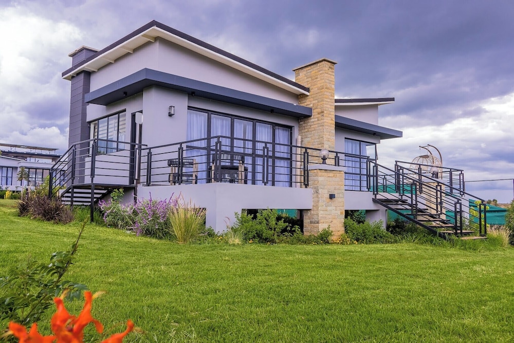Luxury Studio Suite, 1 Queen Bed, Hill View, Garden Area