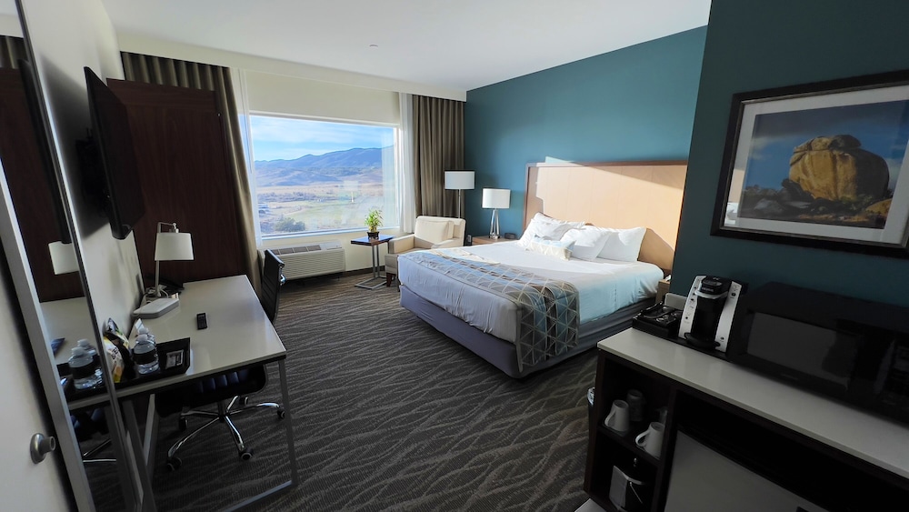 Premium Room, 1 King Bed, Non Smoking, Mountain View