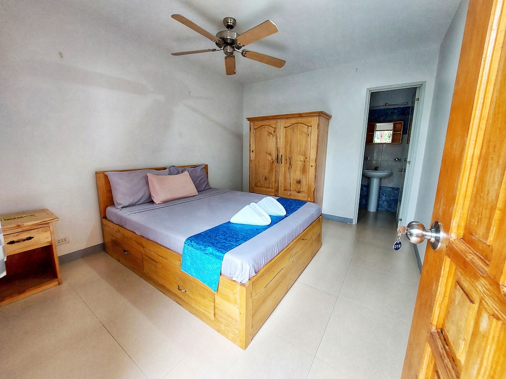 Basic Room, 1 Queen Bed