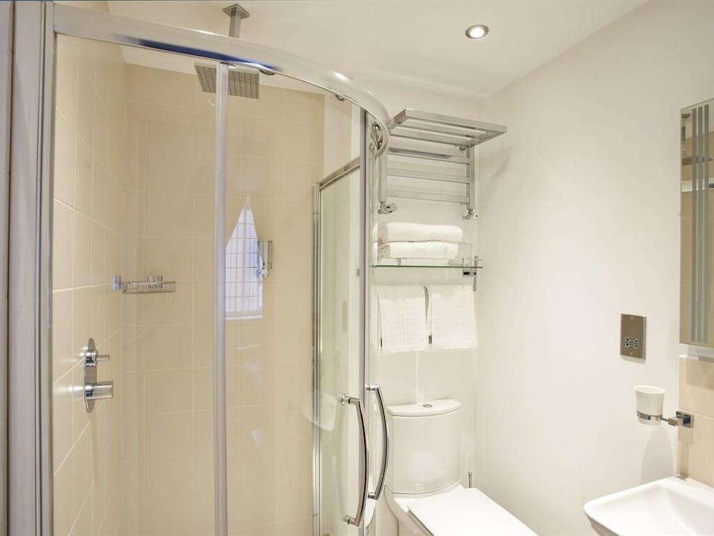 Suite, Ensuite (No 3 ) photo 2