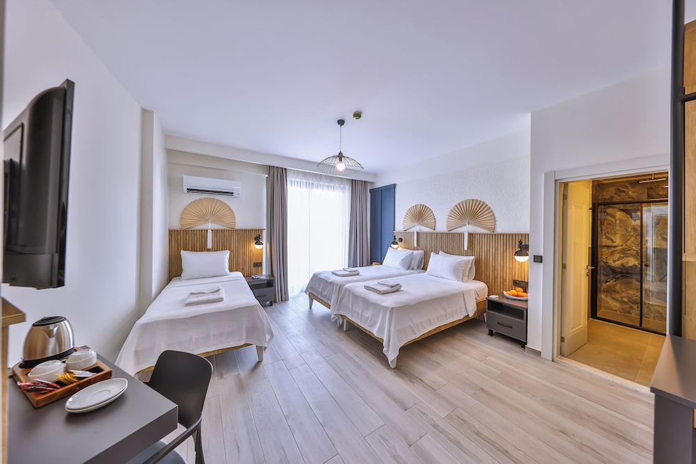 Comfort Room, 3 Twin Beds, City View - Photo 3