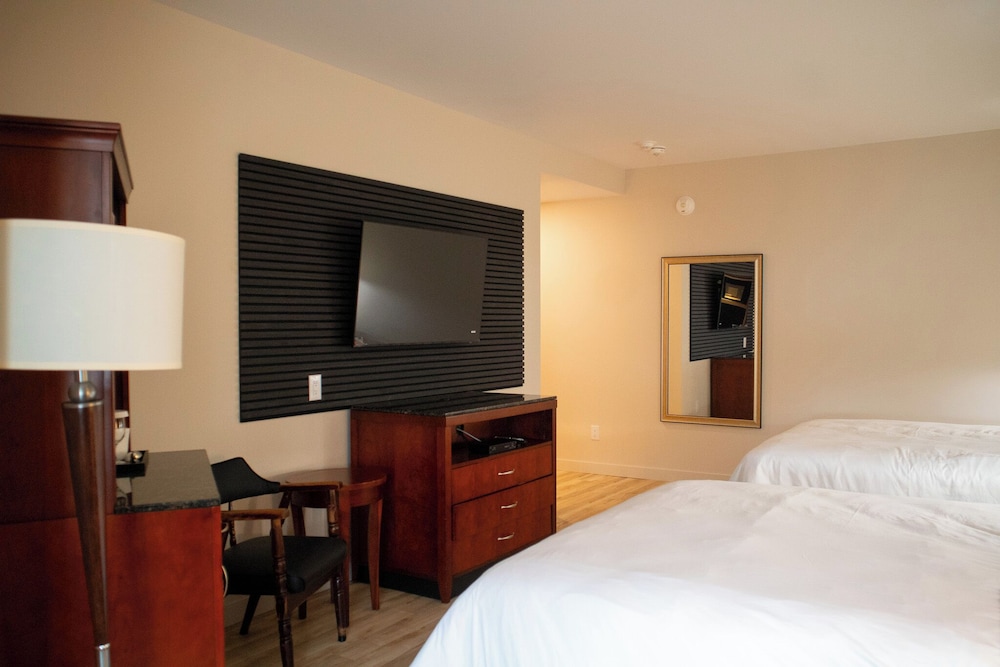 Standard Room, 2 Queen Beds, Non Smoking, Housekeeping photo 2
