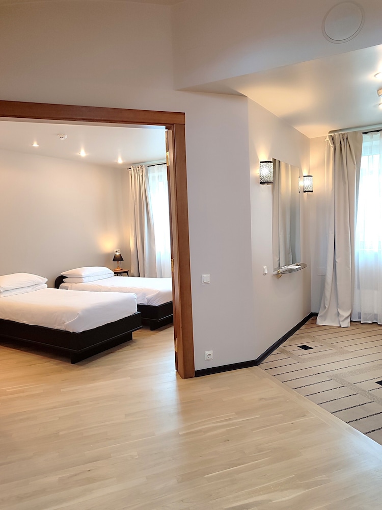 Suite, Multiple Beds, Smoking (Living Room) photo 3