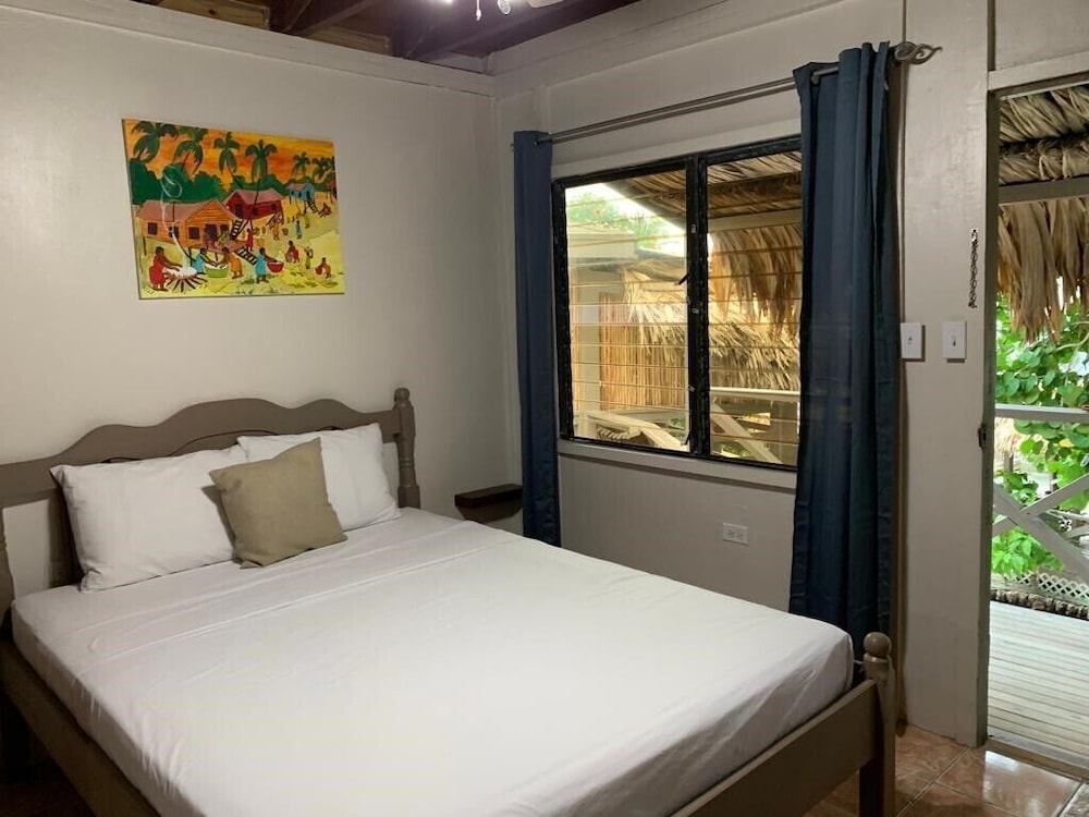 Basic Room, 1 Queen Bed, Refrigerator, Partial Sea View photo 2