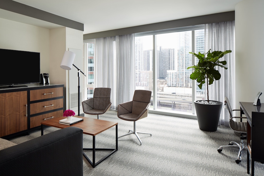 Suite, 1 King Bed, Lake View thumbnail 5