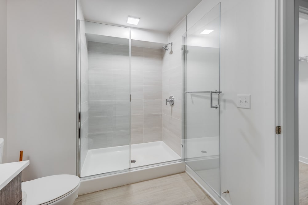 Luxury Apartment, 2 Bedrooms (Room décor/layout/colors vary by unit) - Photo 17