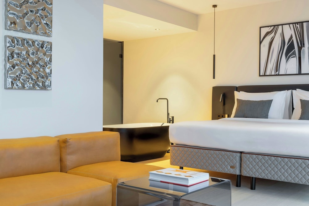 Junior Suite, 1 King Bed, Garden View photo 2