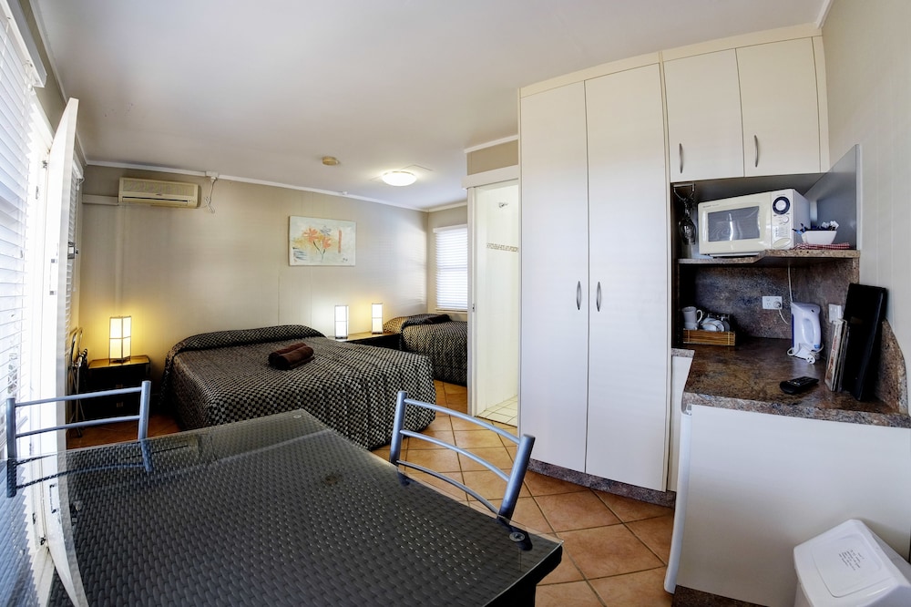 Standard Room (Queen/Twin Room) photo 2
