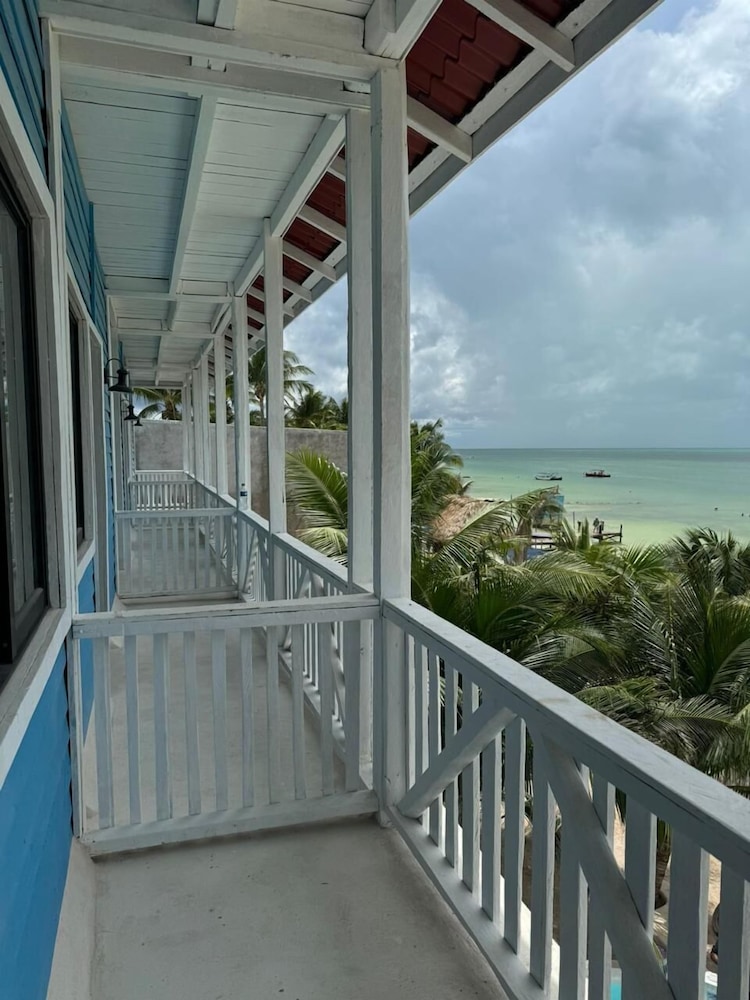 Deluxe Room, 1 King Bed, Beach View photo 3