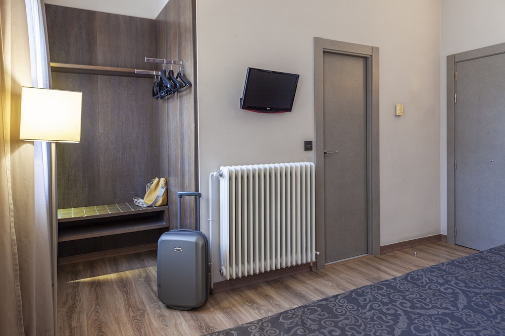 Twin Room - Photo 3