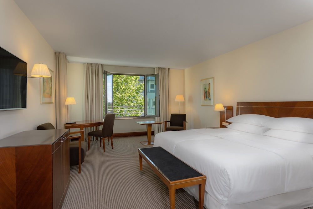 Superior Room, 1 Queen Bed photo 3