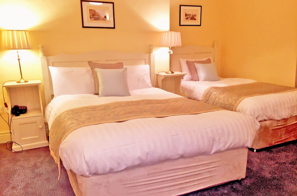Standard Triple Room, Multiple Beds, Ensuite photo 2