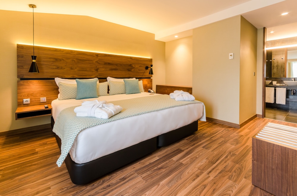 Family Room, Connecting Rooms