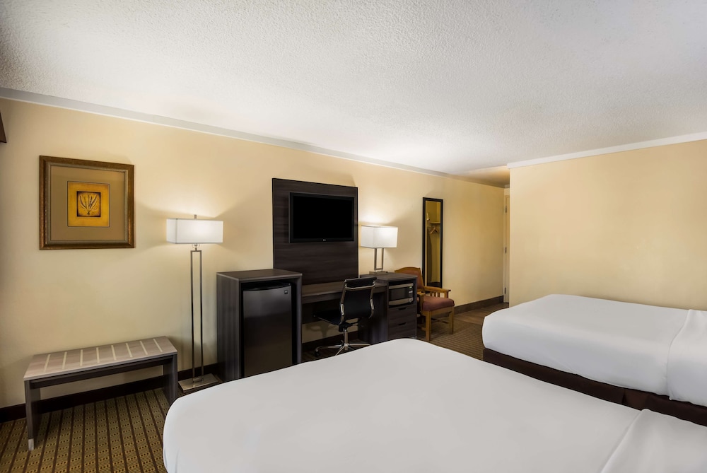Standard Room, 2 Queen Beds, Non Smoking, Refrigerator & Microwave - Photo 3