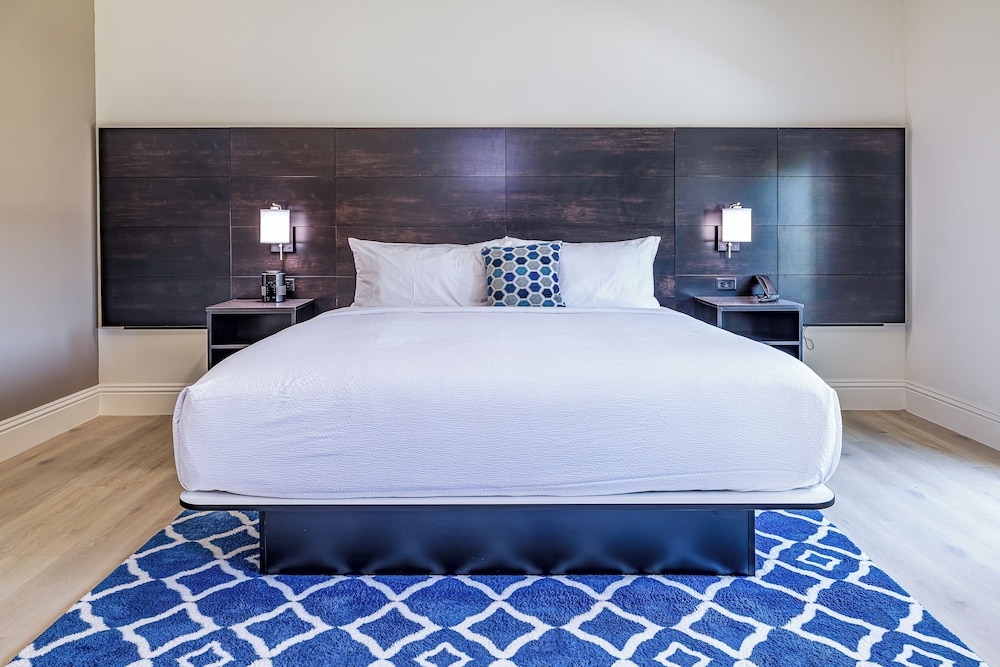 Premier Room, 1 King Bed photo 3