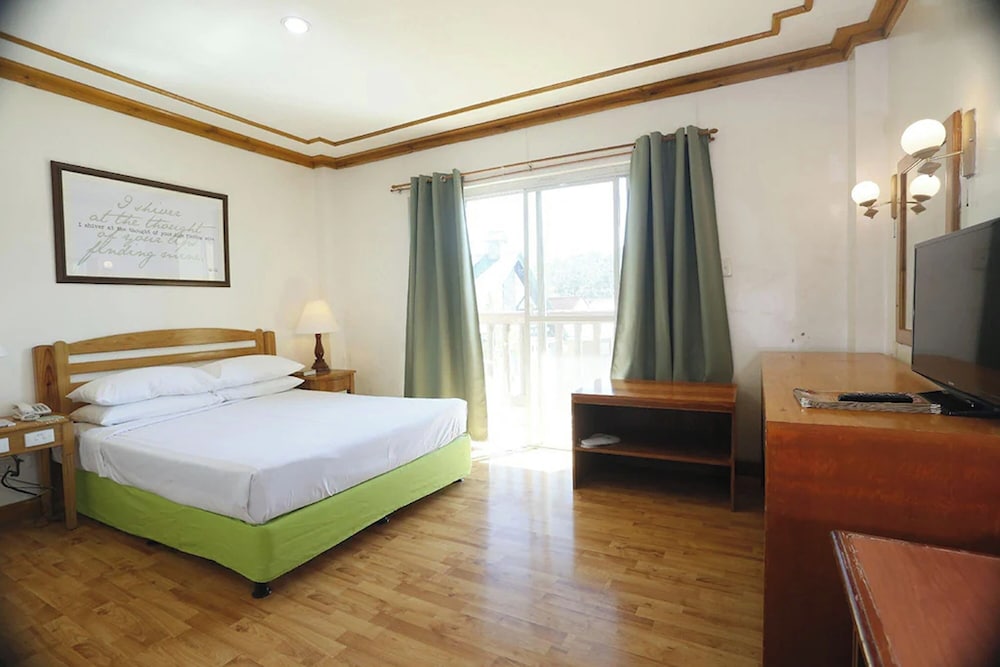 Deluxe Queen Room (PWD Friendly)