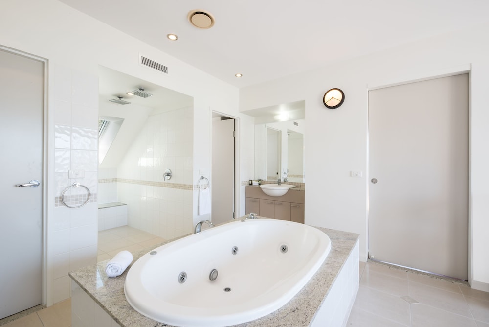 3 Bedroom 3 Bathroom Top Floor Spa Penthouse - Photo 6