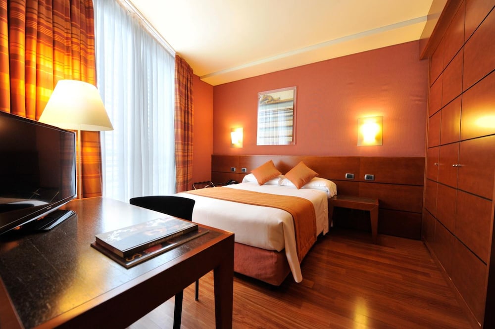 Standard Double Room Single Use - Photo 1