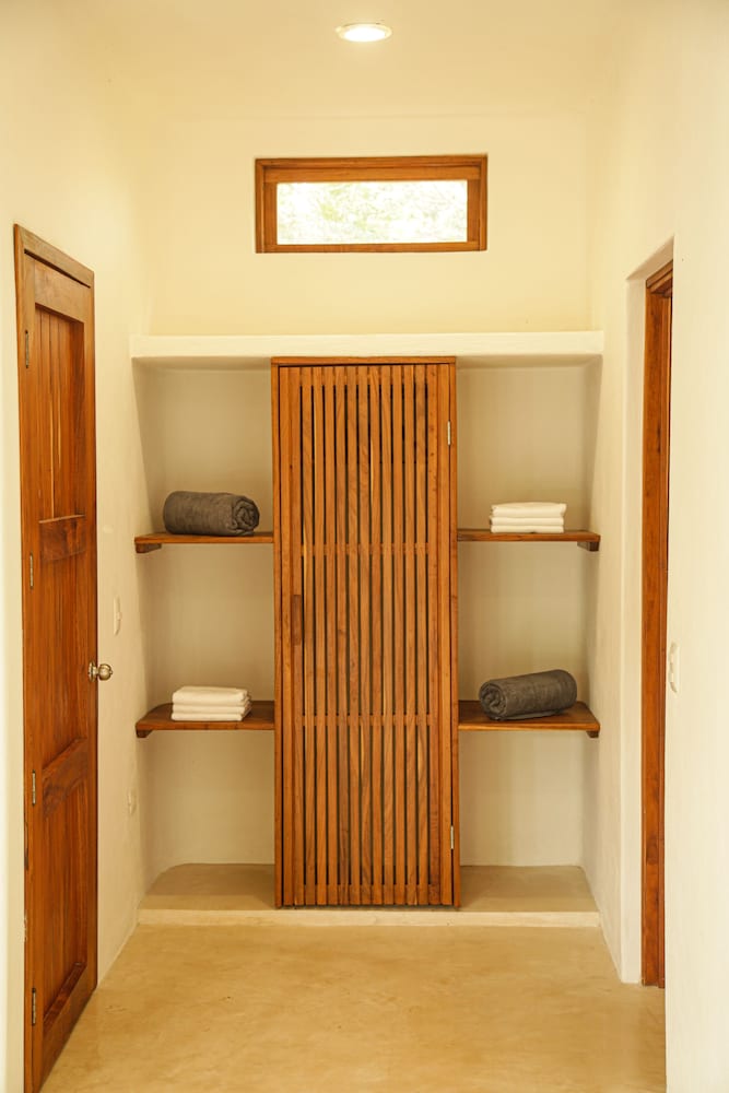 Deluxe Room, 1 Queen Bed, Private Bathroom - Photo 5