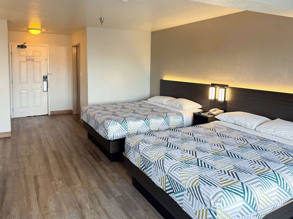 Deluxe Room, 2 Double Beds, Non Smoking, Refrigerator photo 2