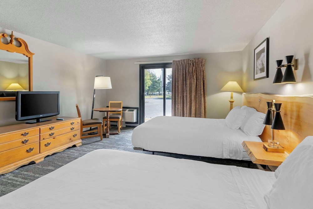 Suite, Multiple Beds, Non Smoking - Photo 2