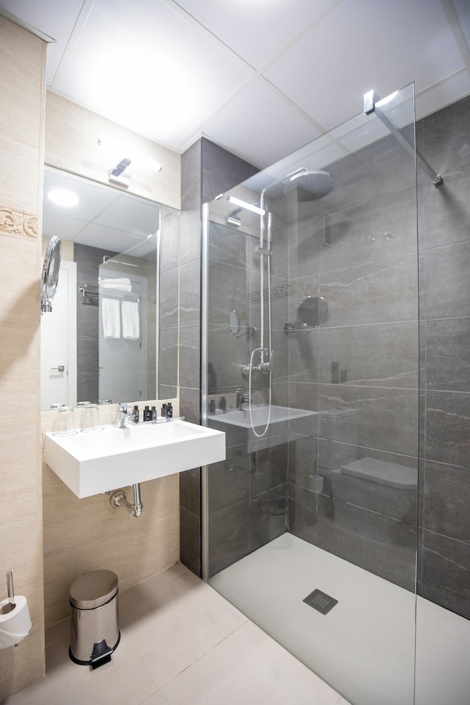 Double or Twin Room - Photo 9