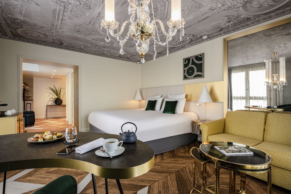 Deluxe Suite, 1 King Bed, Balcony