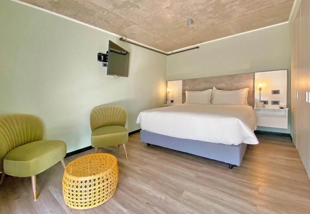 Standard Studio Suite, 1 Queen Bed photo 3